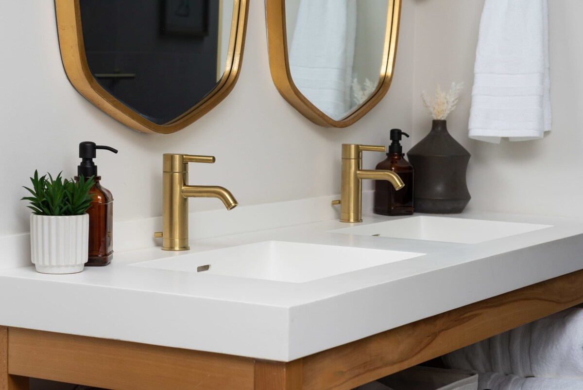Full Bathroom 1