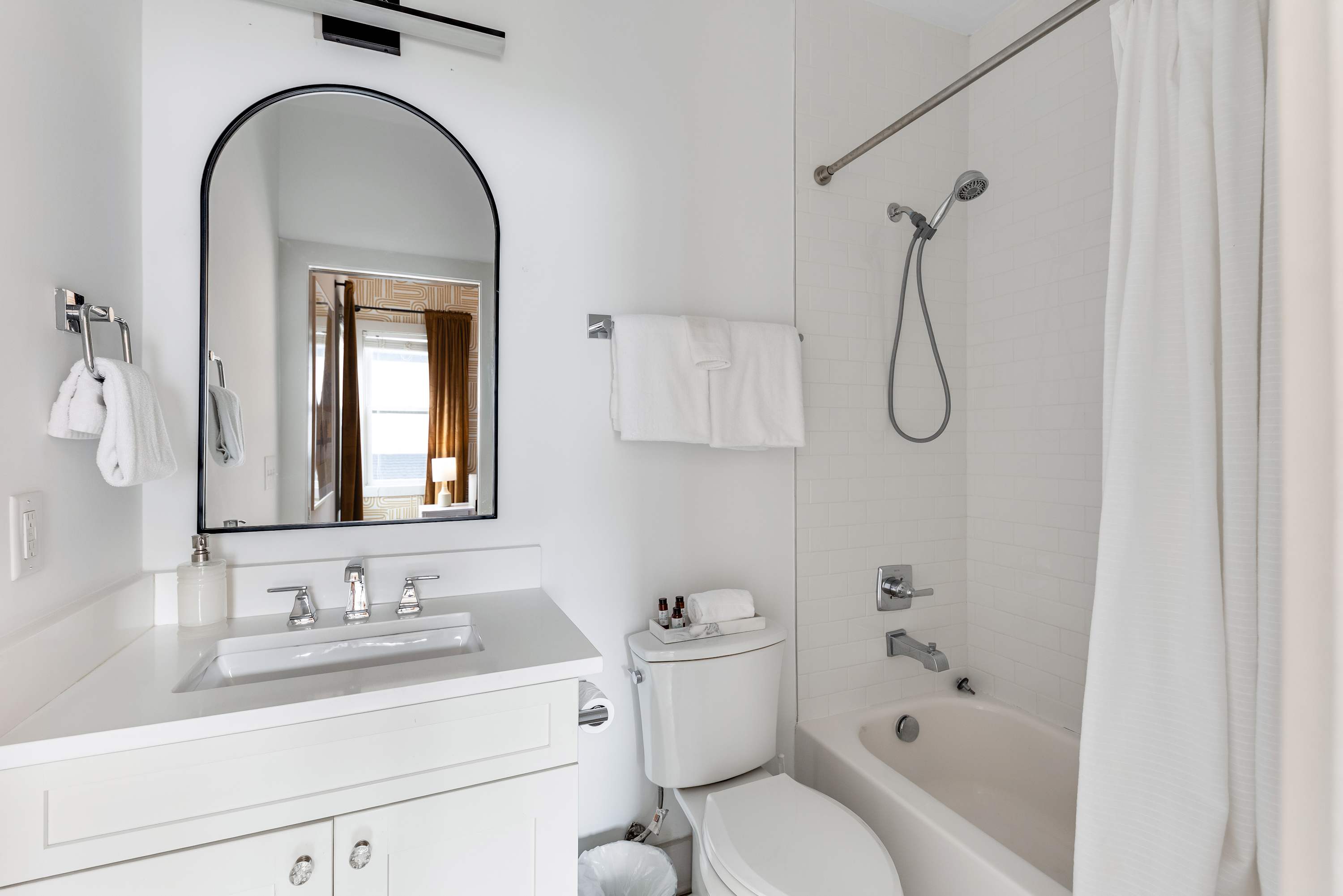 Full Bathroom 1