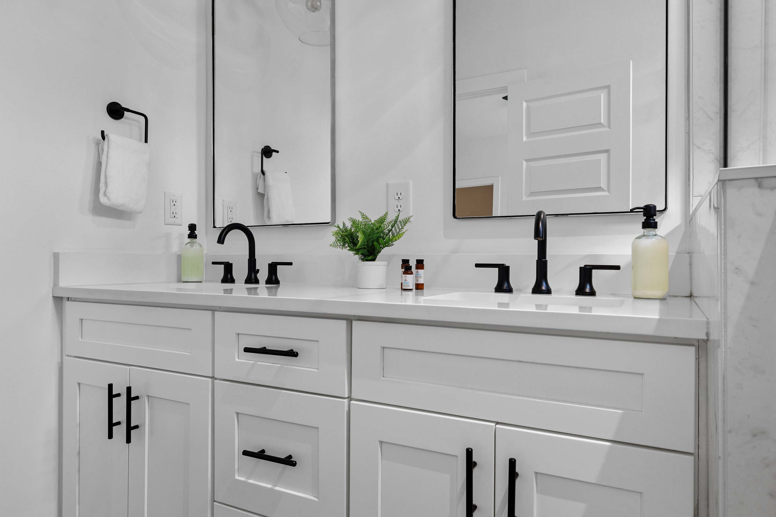 Full Bathroom 4