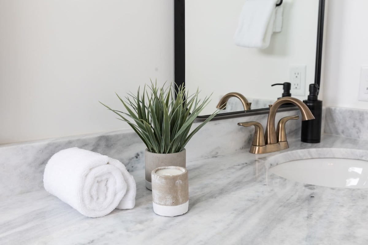 Full Bathroom 2