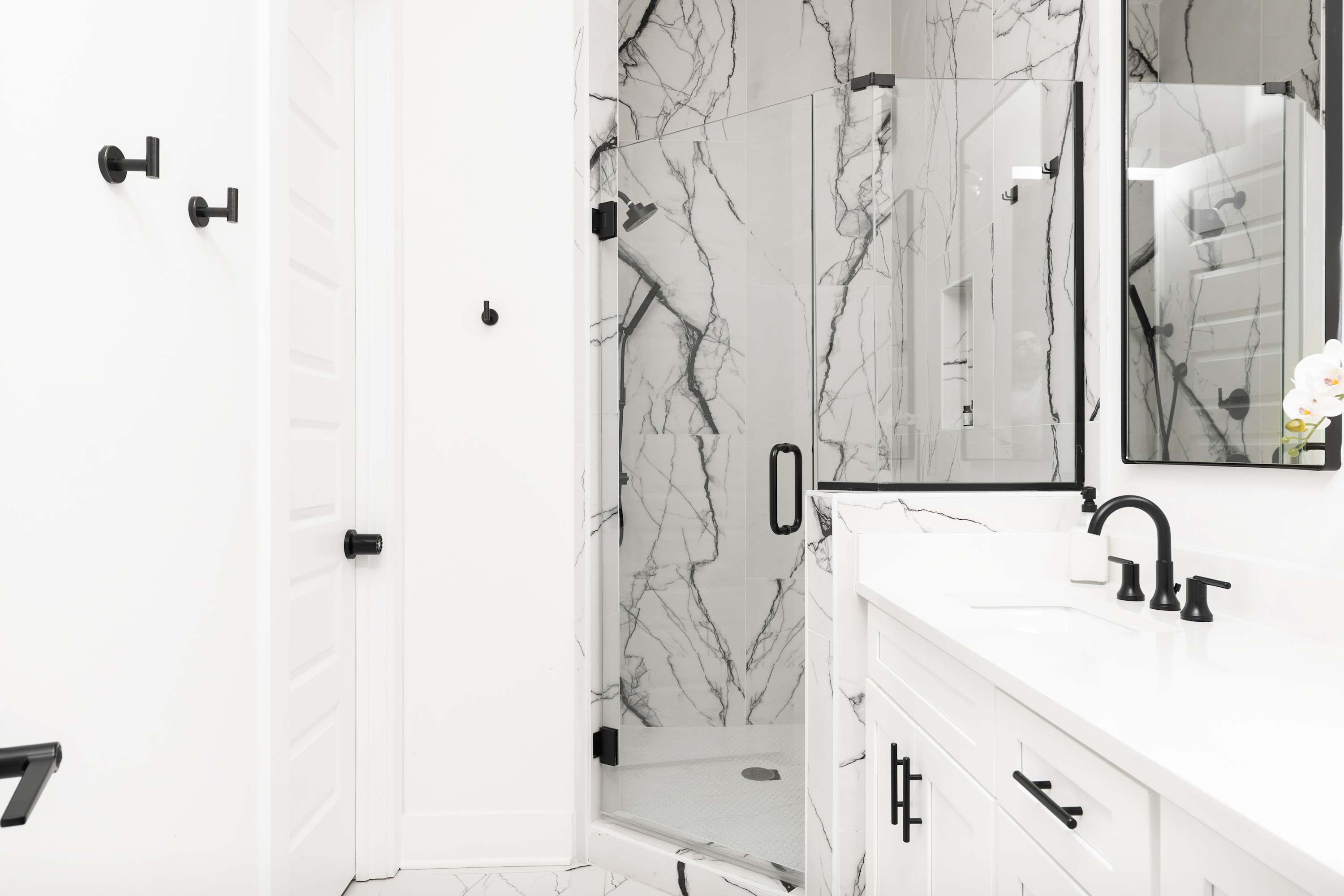 Full Bathroom 4