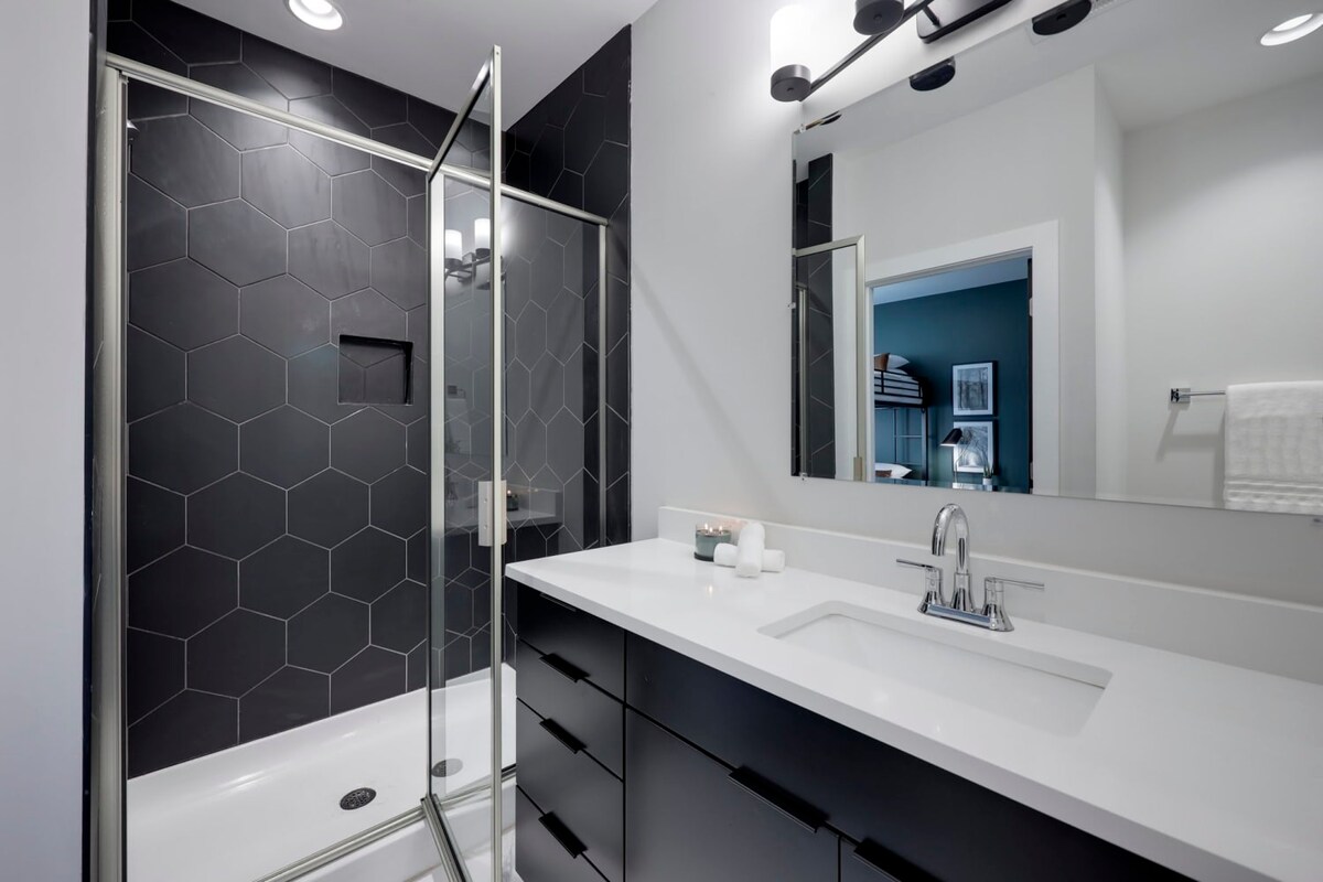 Full Bathroom 1