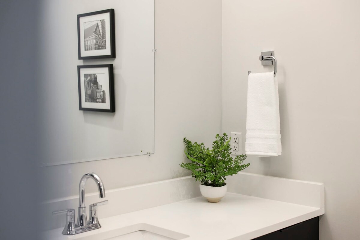 Full Bathroom 2
