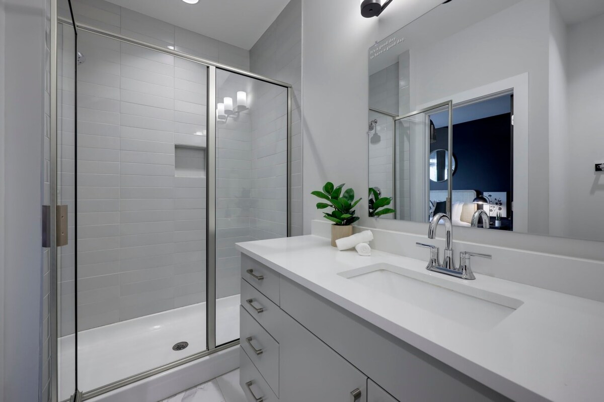 Full Bathroom 3