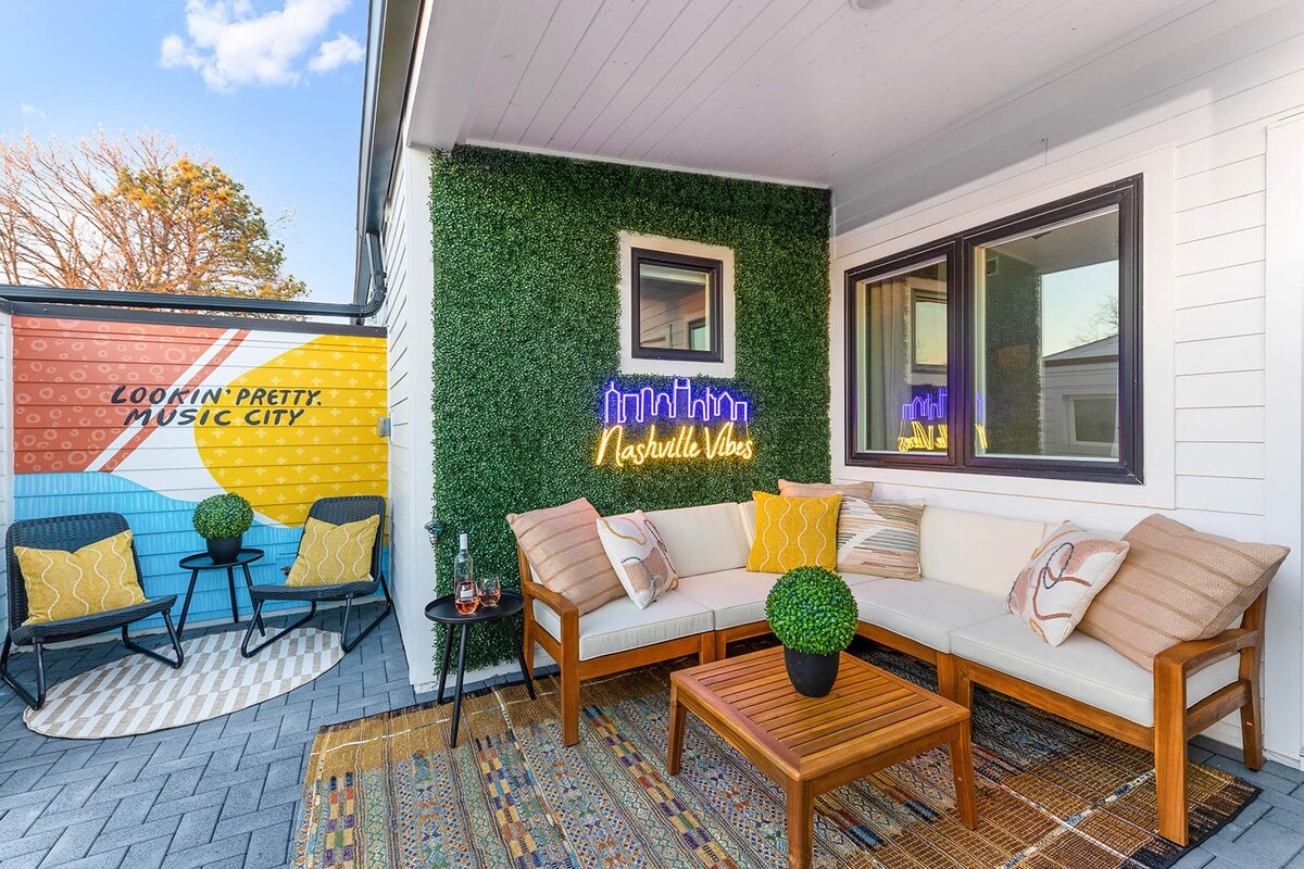 The Wyatt House – Shops & Dining Close By