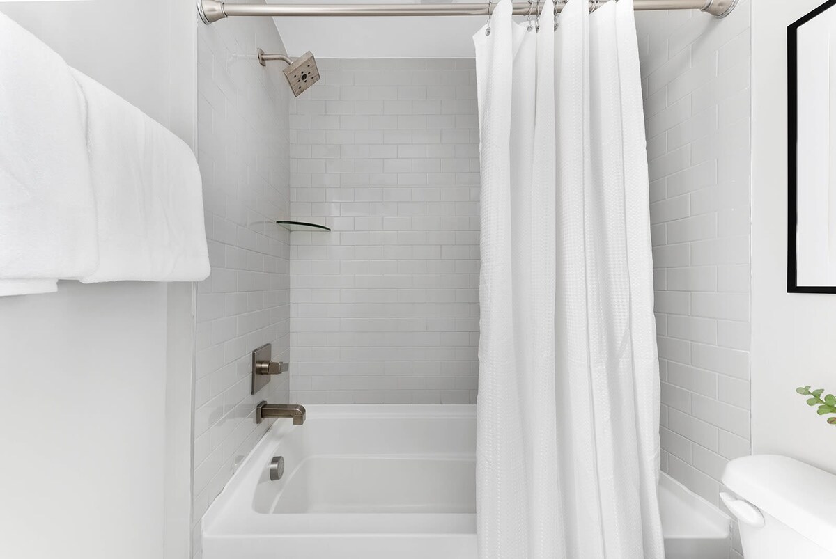 Full Bathroom 4