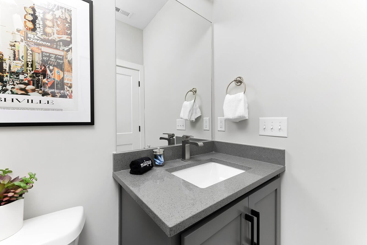 Full Bathroom 3