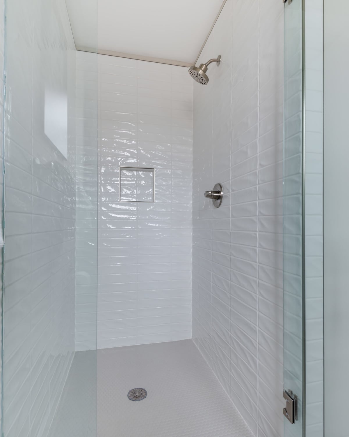 Full Bathroom 4