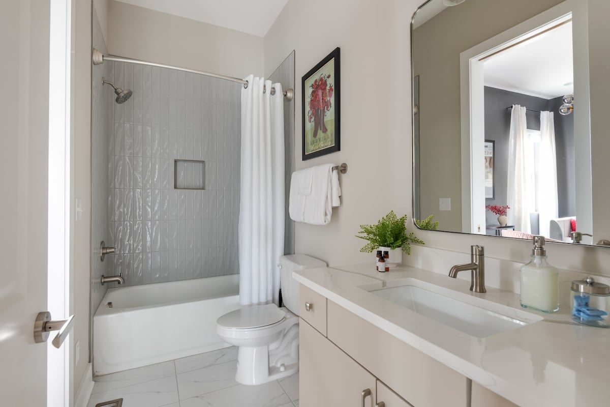 Full Bathroom 3