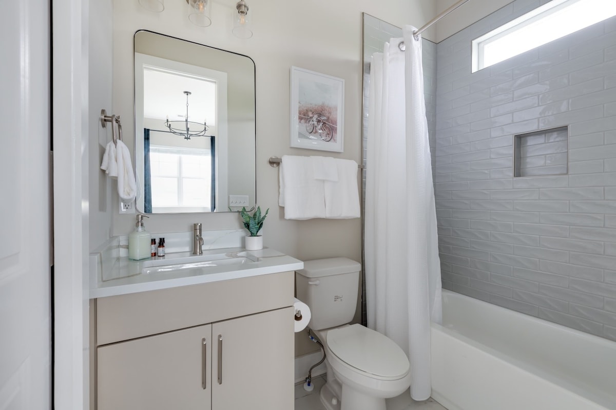 Full Bathroom 2