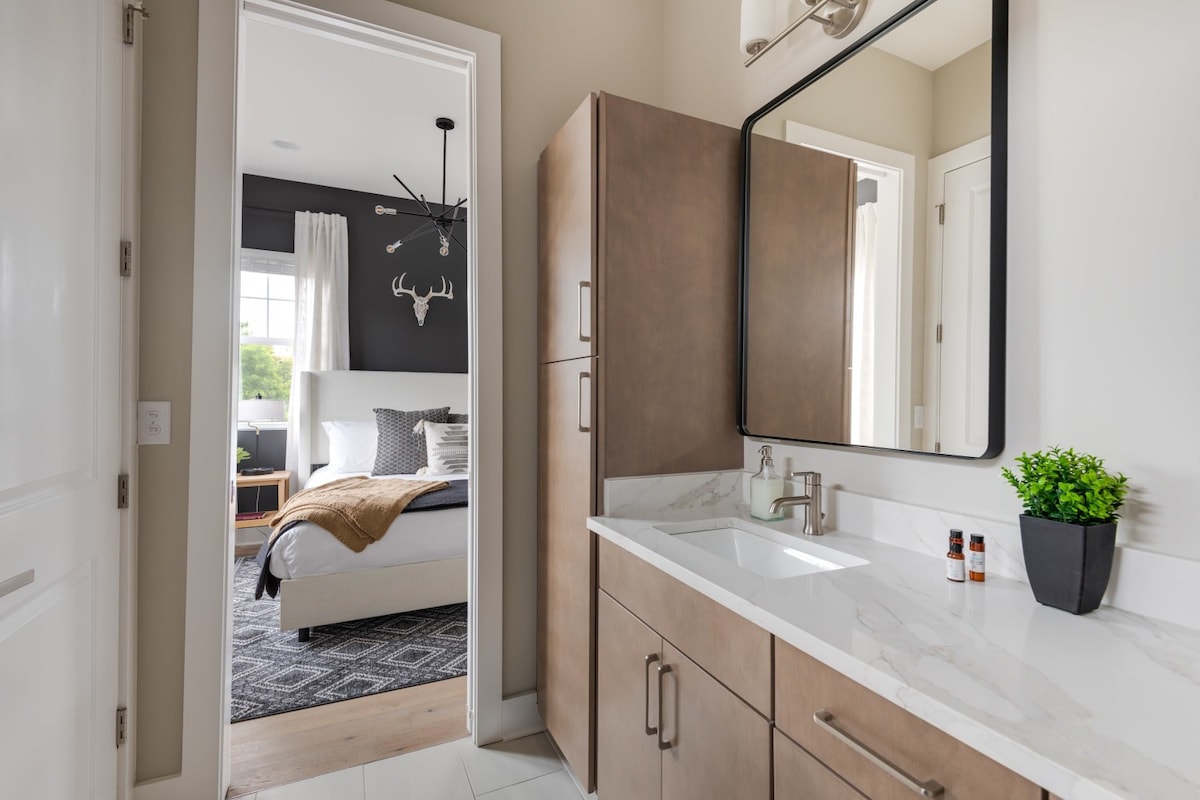 Full Bathroom 1