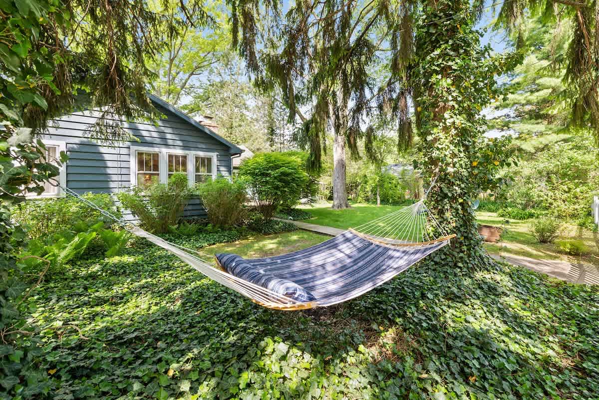 1 Block to Private Beach, Deck, Grill & Firepit