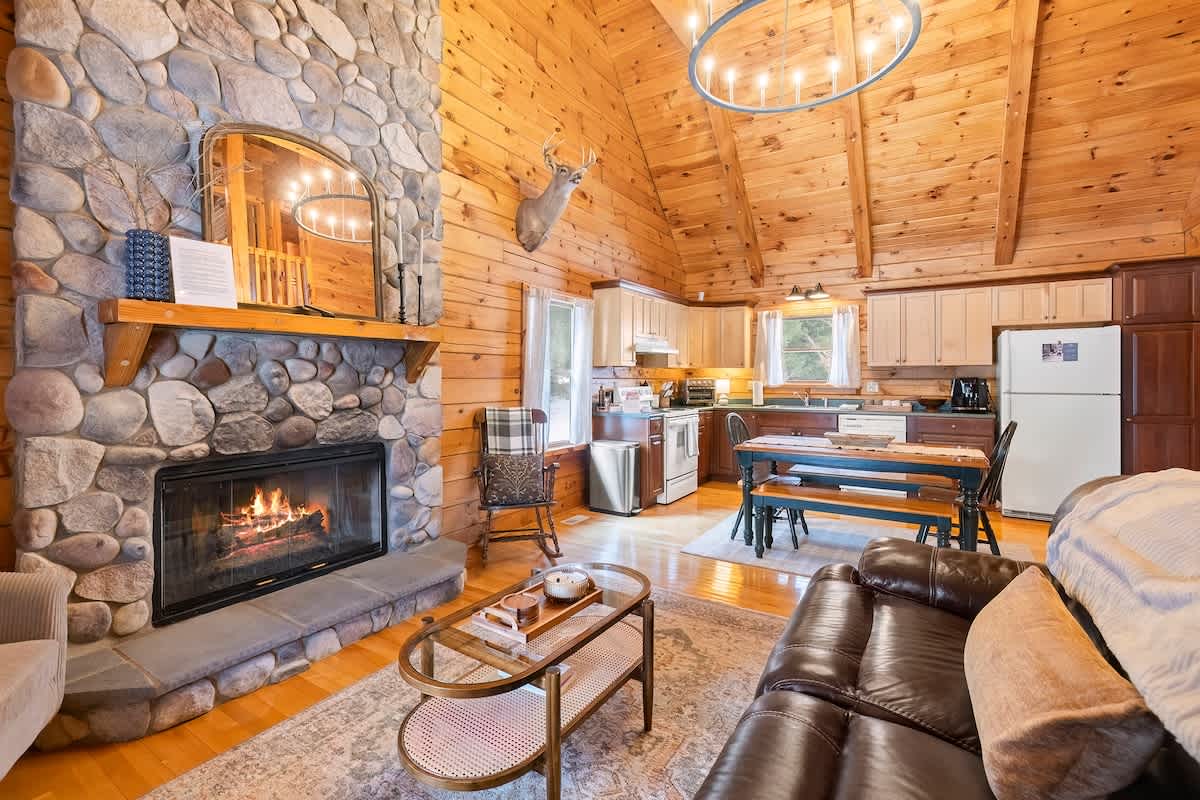 10 Acre County Line Cabin - Private Pond & Firepit