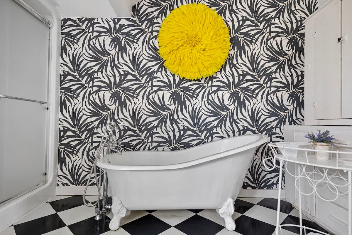 Full bathroom