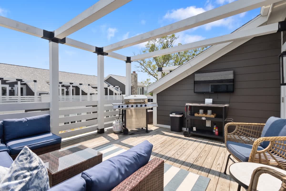 Beach Bliss Home with Rooftop Deck & Pool Access