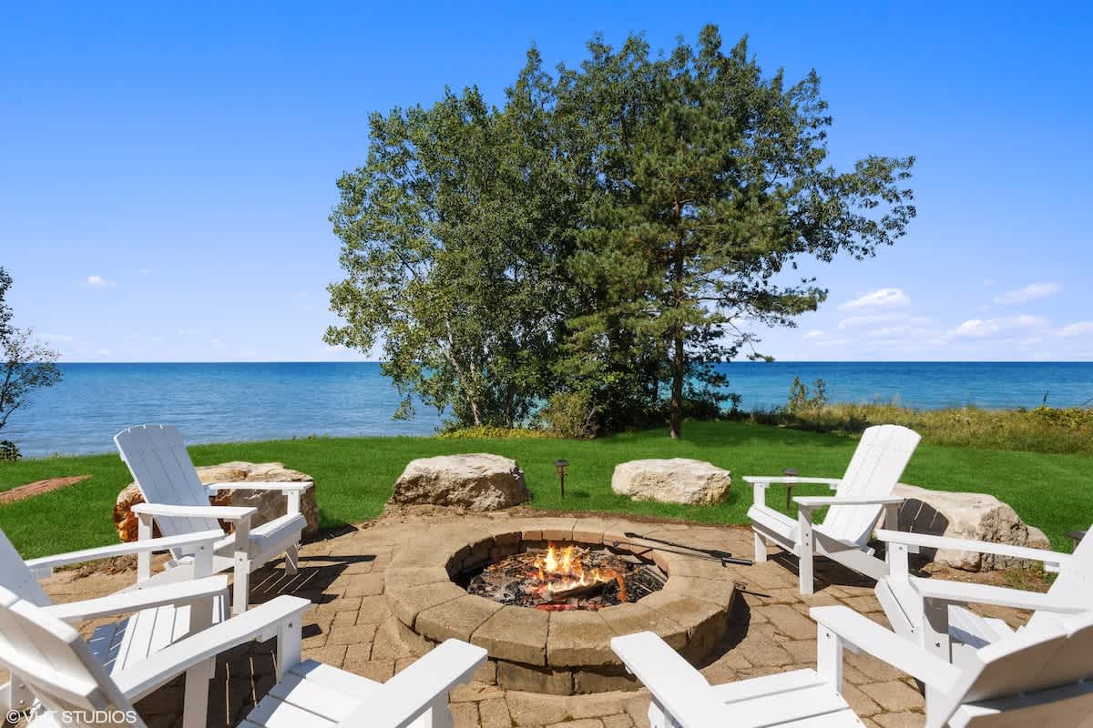 Coastal Living, Hot Tub, Firepit & Lakeside Deck