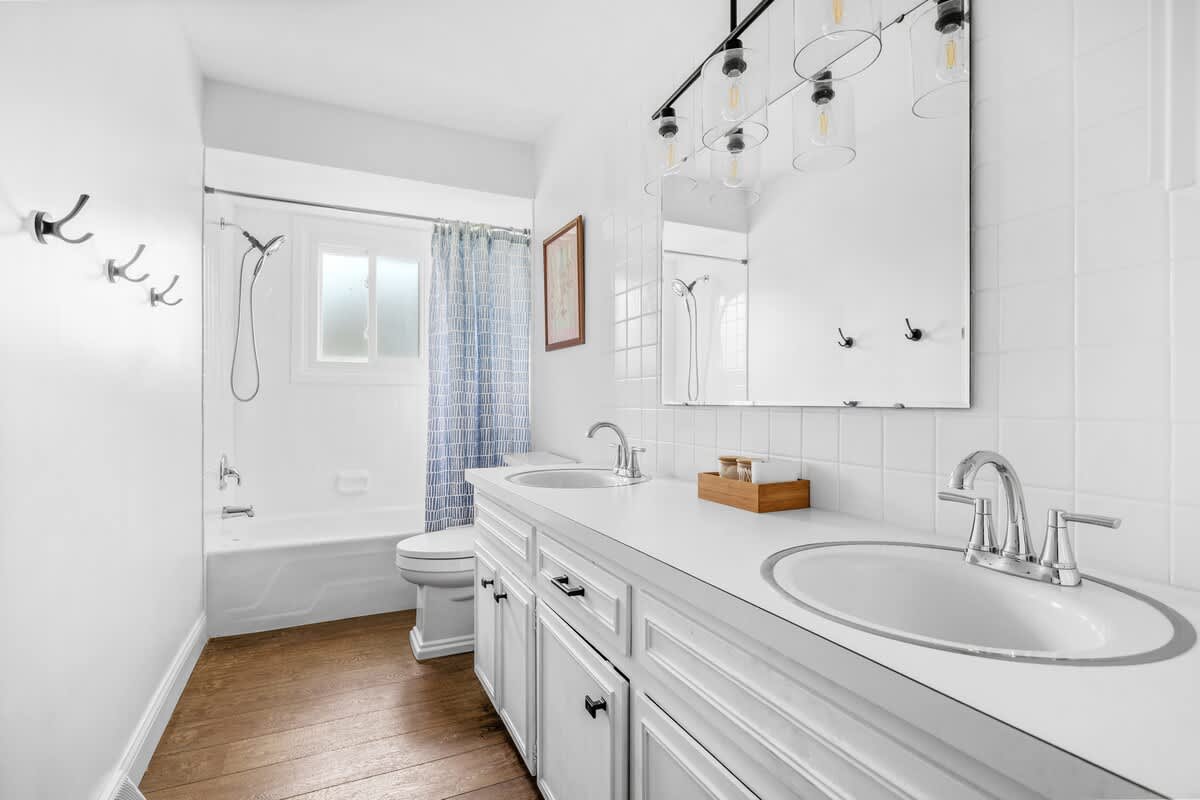 Full bathroom
