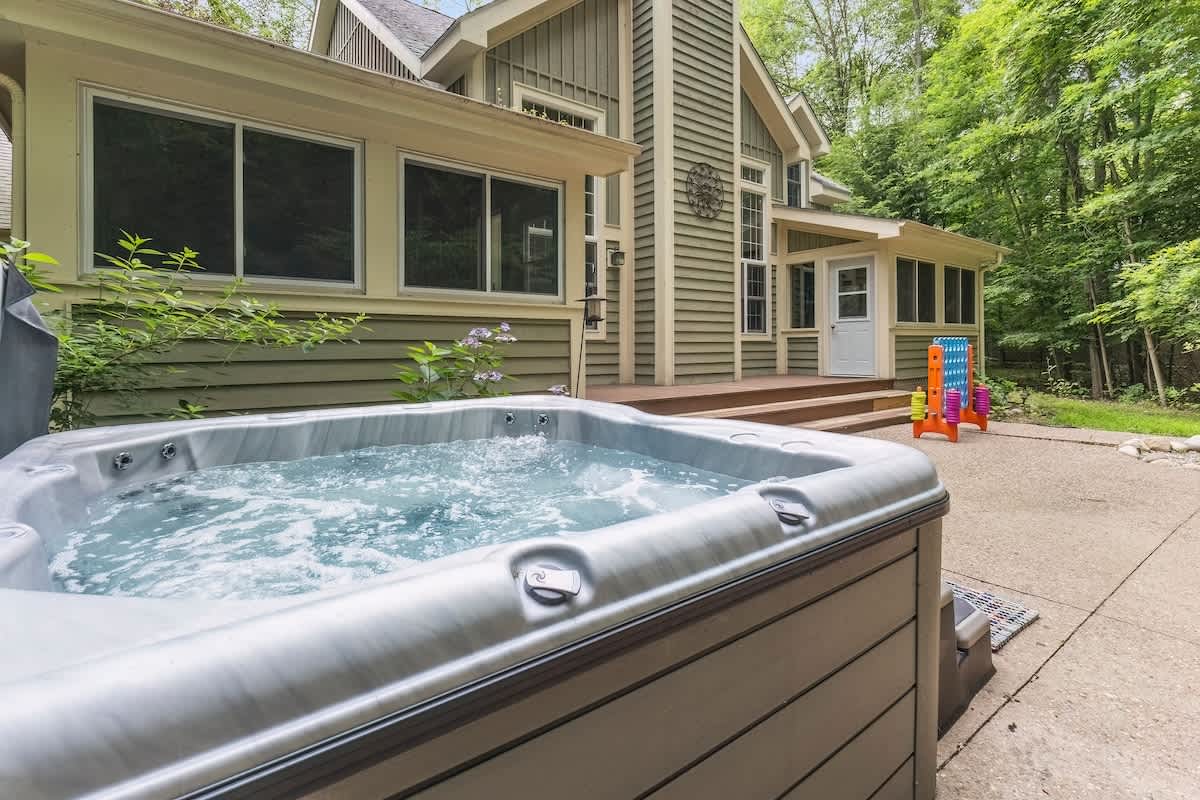Harbor Ctry-Gorgeous Cape Cod Home- 2 Wooded Acrs