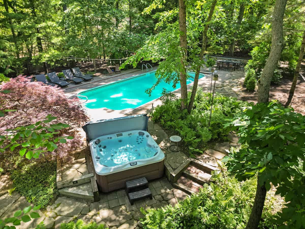 Oasis in the Woods - Hot Tub, Pool & Pizza Oven