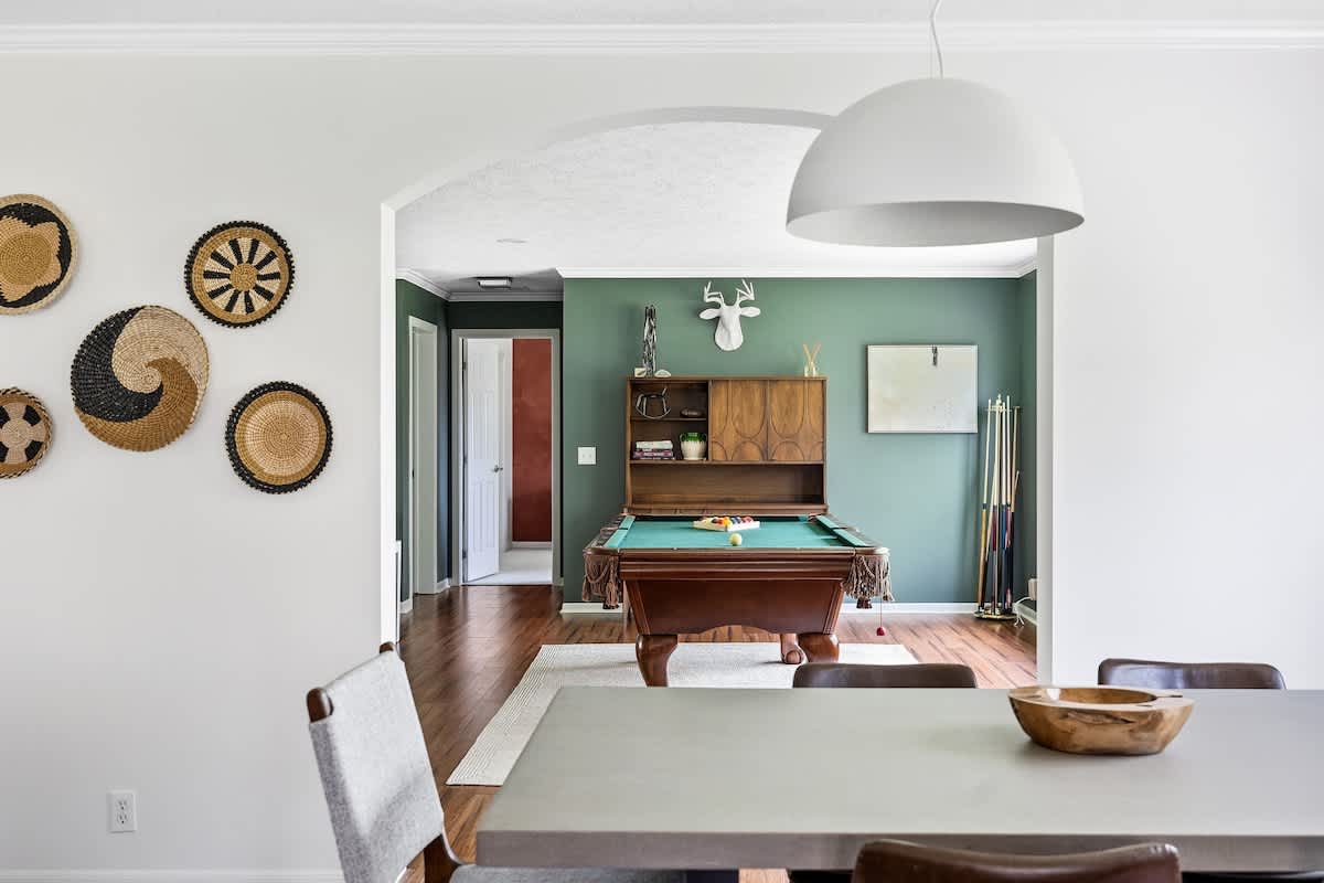 Stylish Home, Hot Tub, Grill, Fire Pit & Billiards