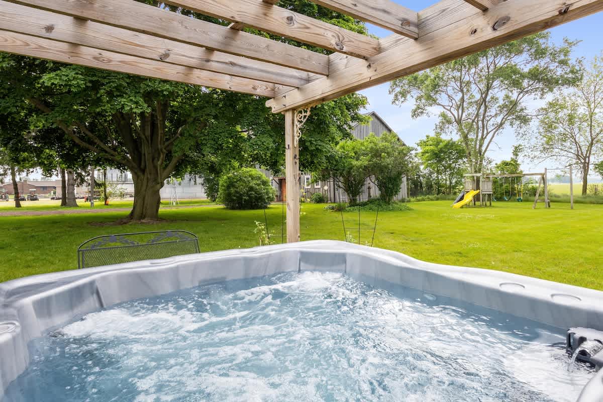 Vintage 1920s Farmhouse - Barn, Hot Tub & Fire Pit