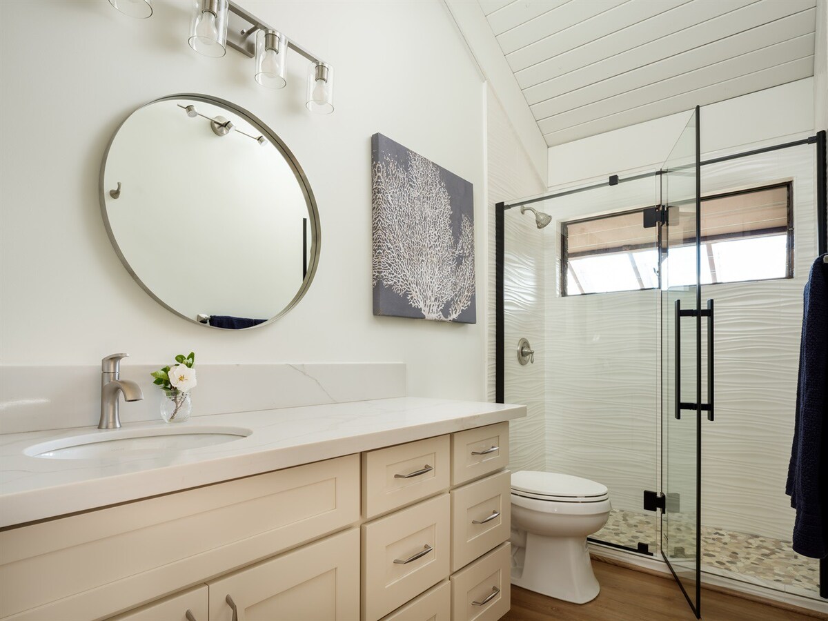 Full Bathroom 1