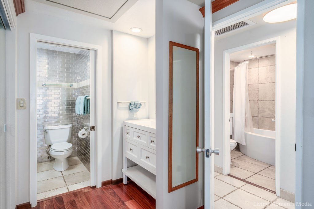 Full Bathroom 1
