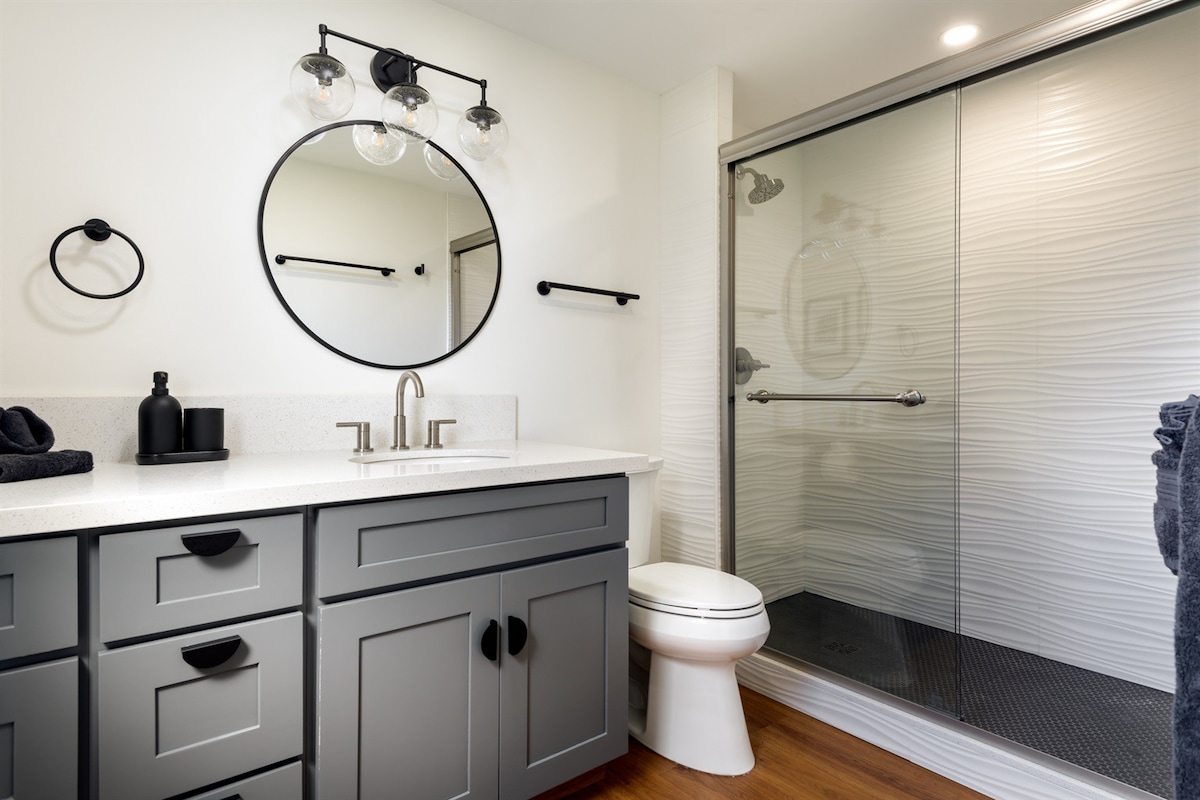 Full Bathroom 1
