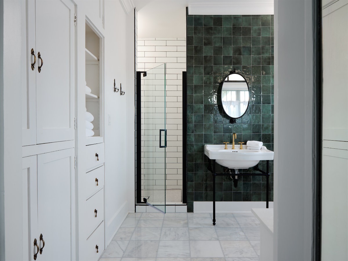 Full Bathroom 1
