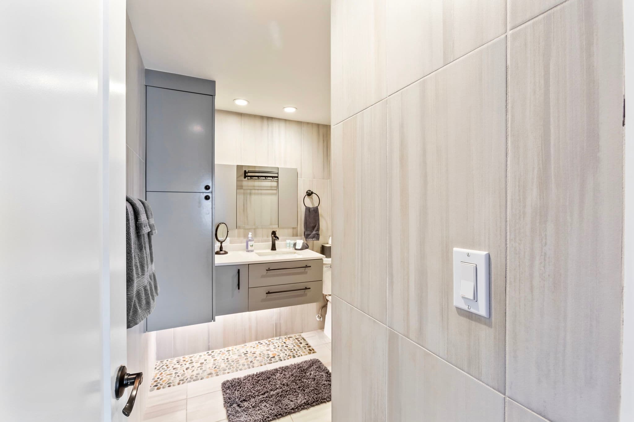Full Bathroom 1