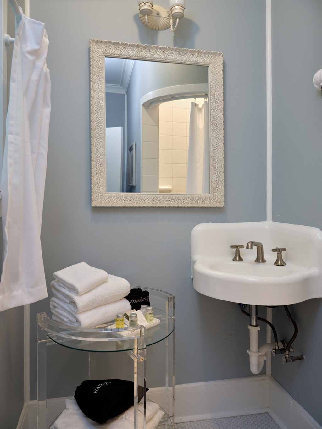 Full Bathroom 1
