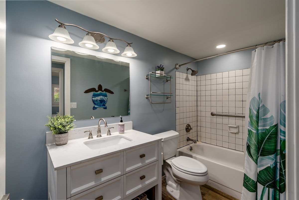 Full Bathroom 2