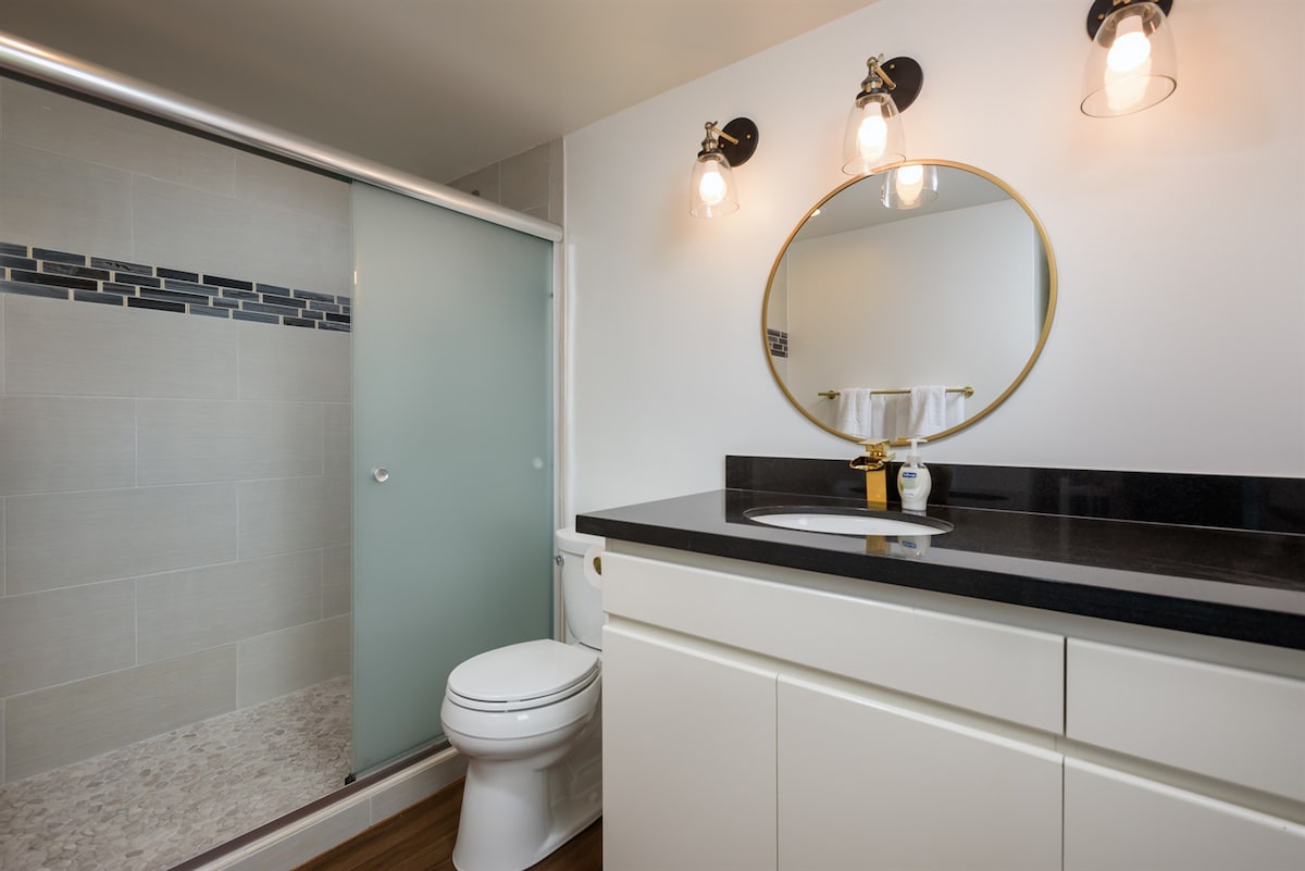 Full Bathroom 1