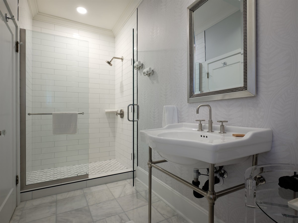 Full Bathroom 1