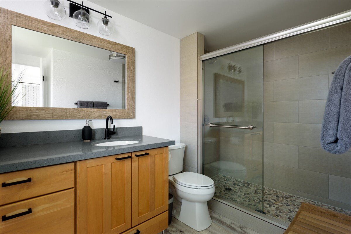 Full Bathroom 1