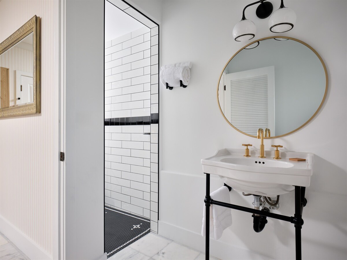 Full Bathroom 1