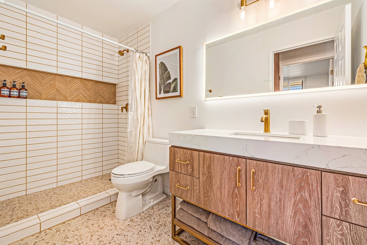 Full Bathroom 1