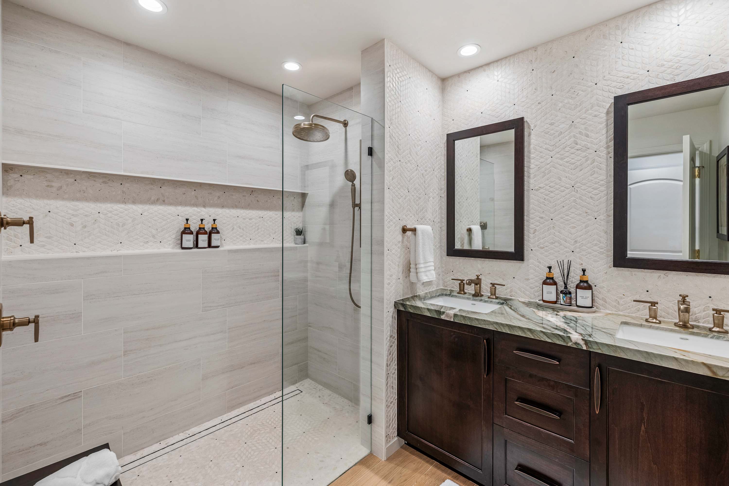 Full Bathroom 1