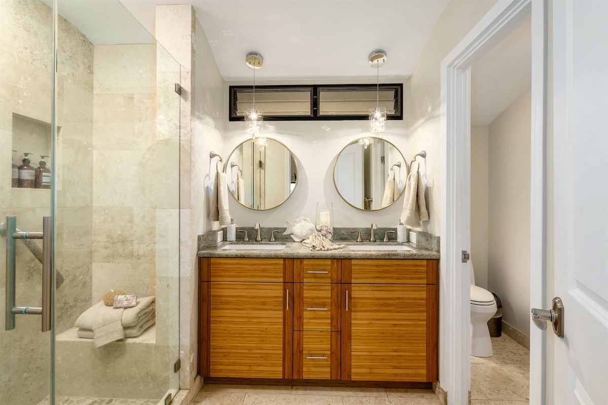 Full Bathroom 1