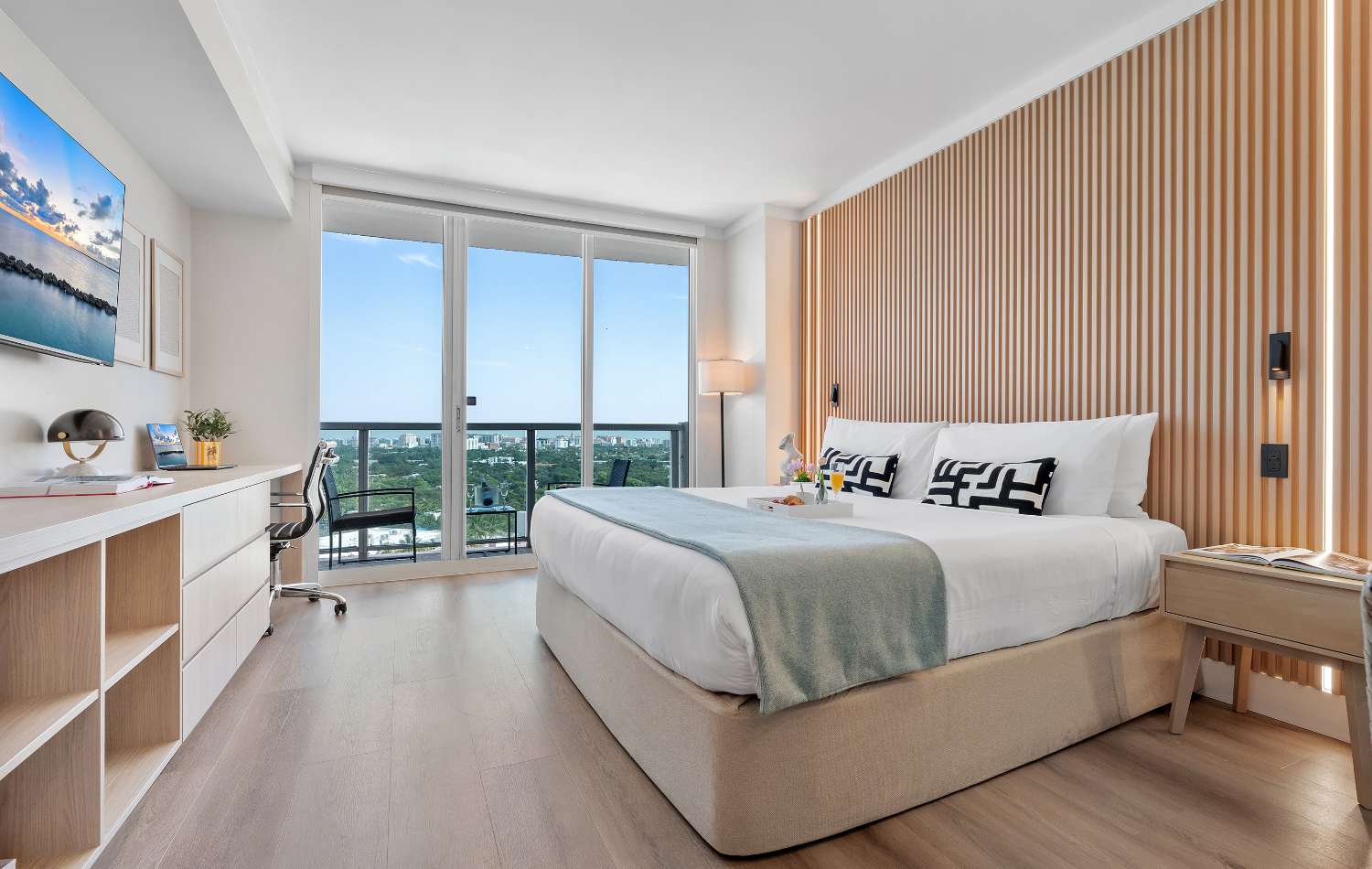 Bright Corner Apartment in Coconut Grove