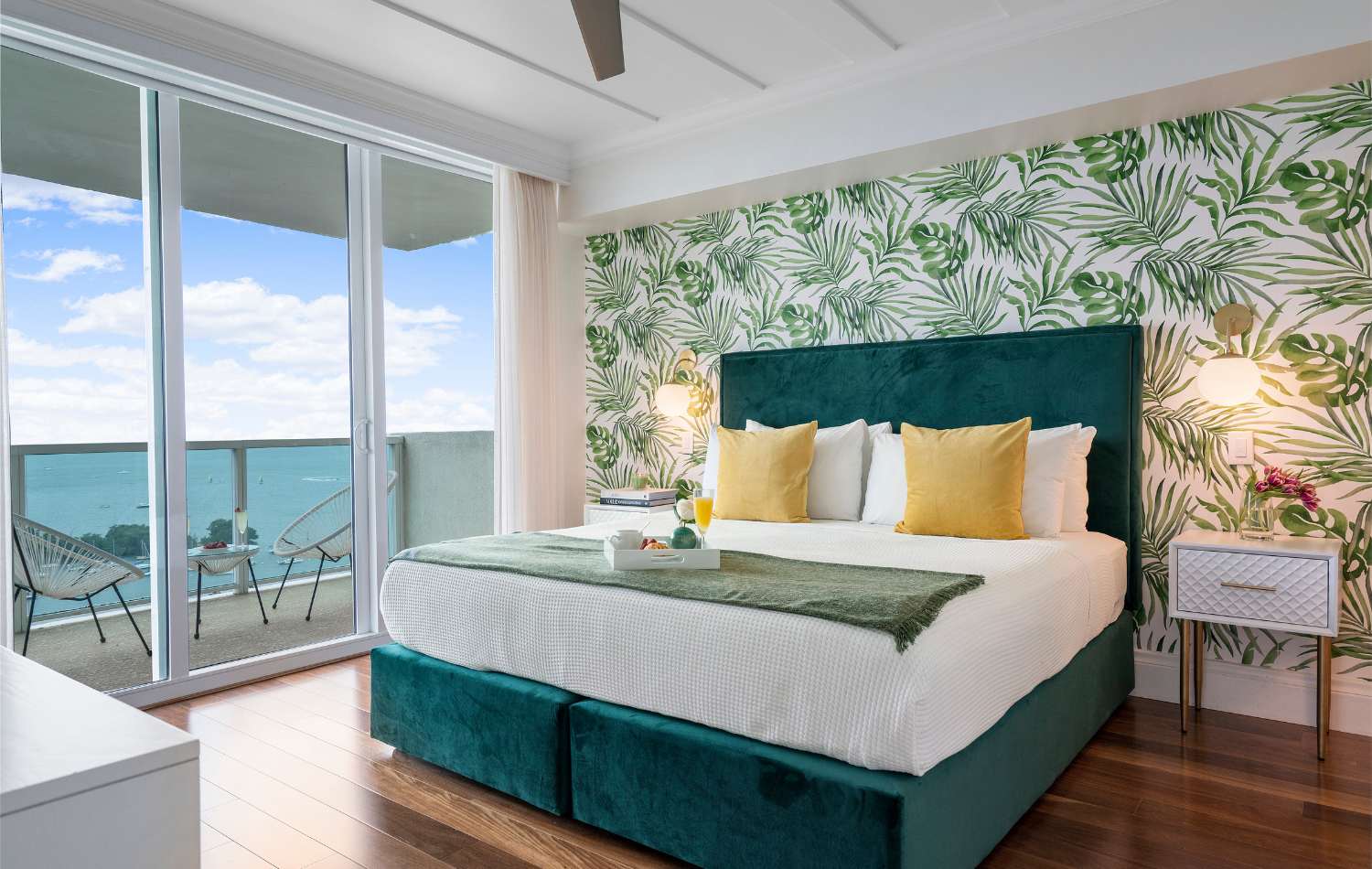 Panoramic Views Residence with Private Balcony