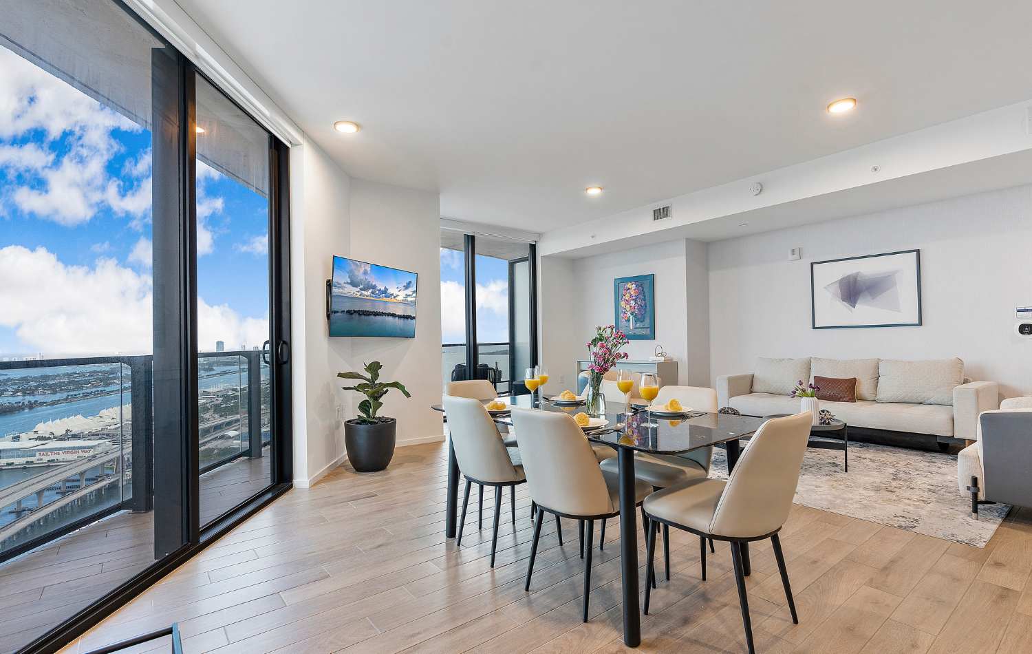 Bright Corner 2 Bed Apartment Downtown