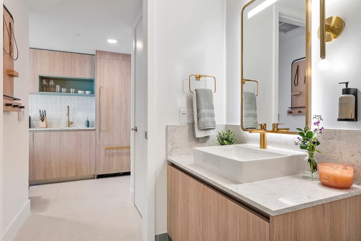 Full bathroom 1
