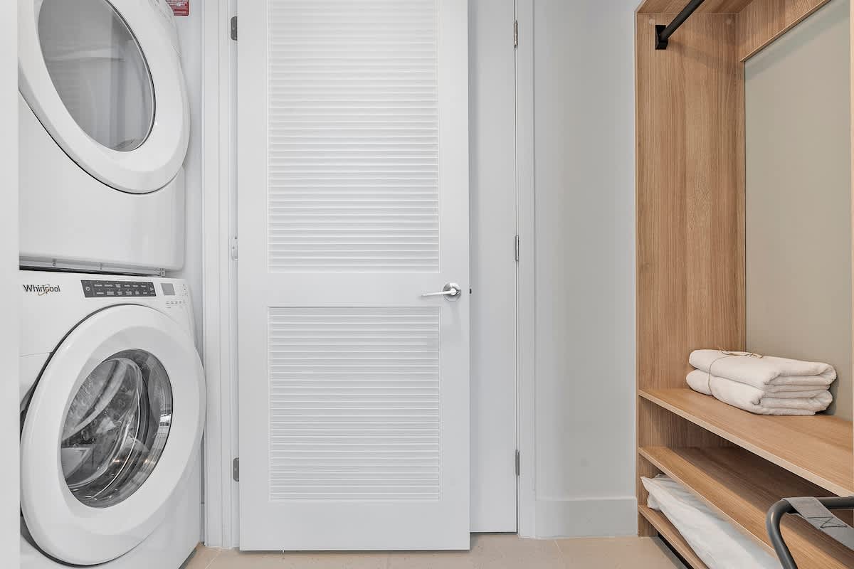 Laundry, Sleek Urban Apartment - Walk to Kaseya Center