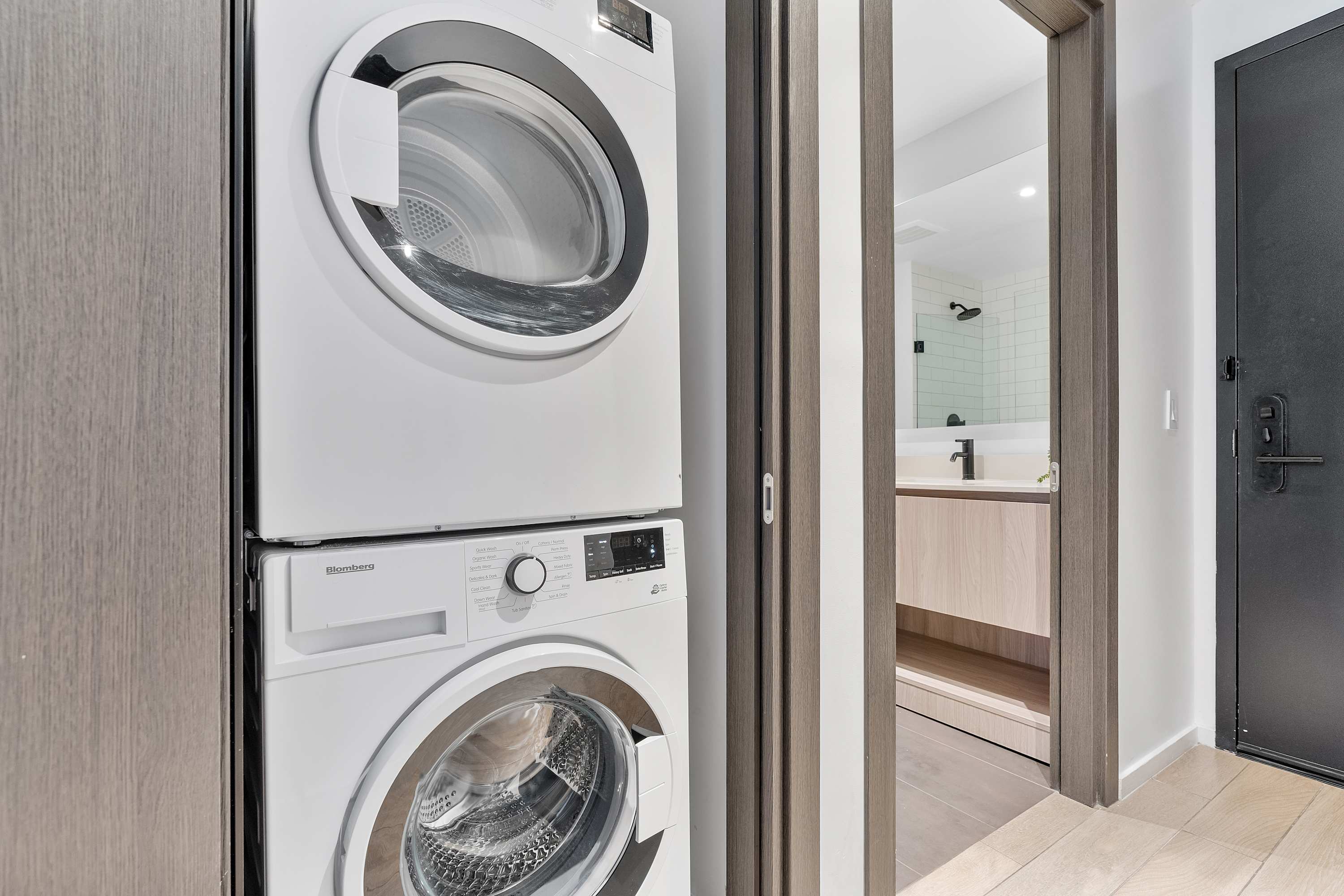 Laundry, Panoramic City & Bay View Studio Suite