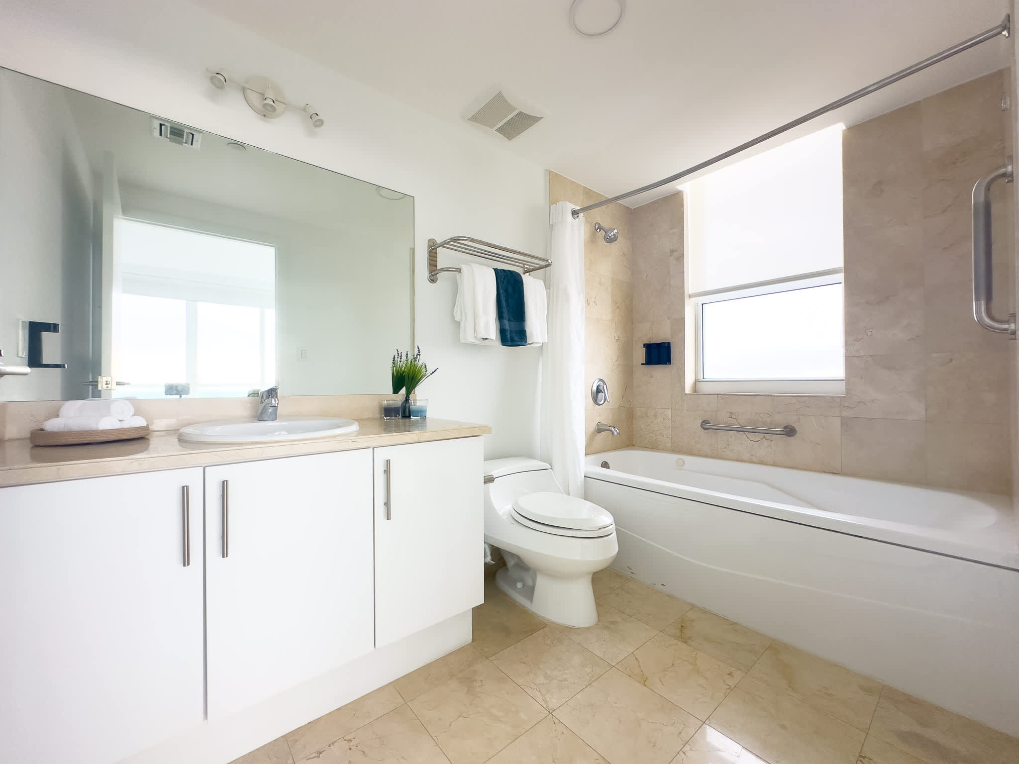 Bathroom 1, Bright Bay View Residence | Coconut Grove
