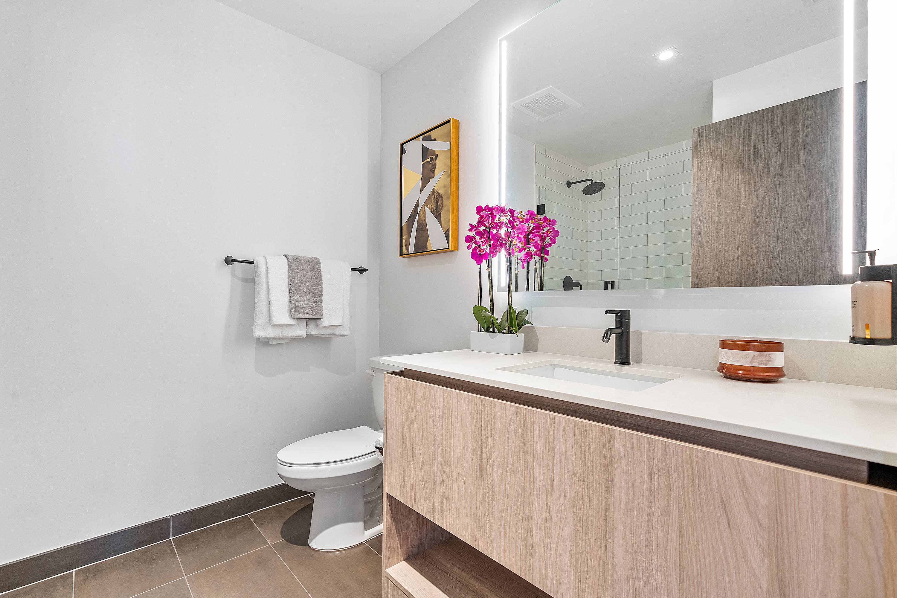 Full bathroom 2, Bright Corner 2 Bed Apartment Downtown