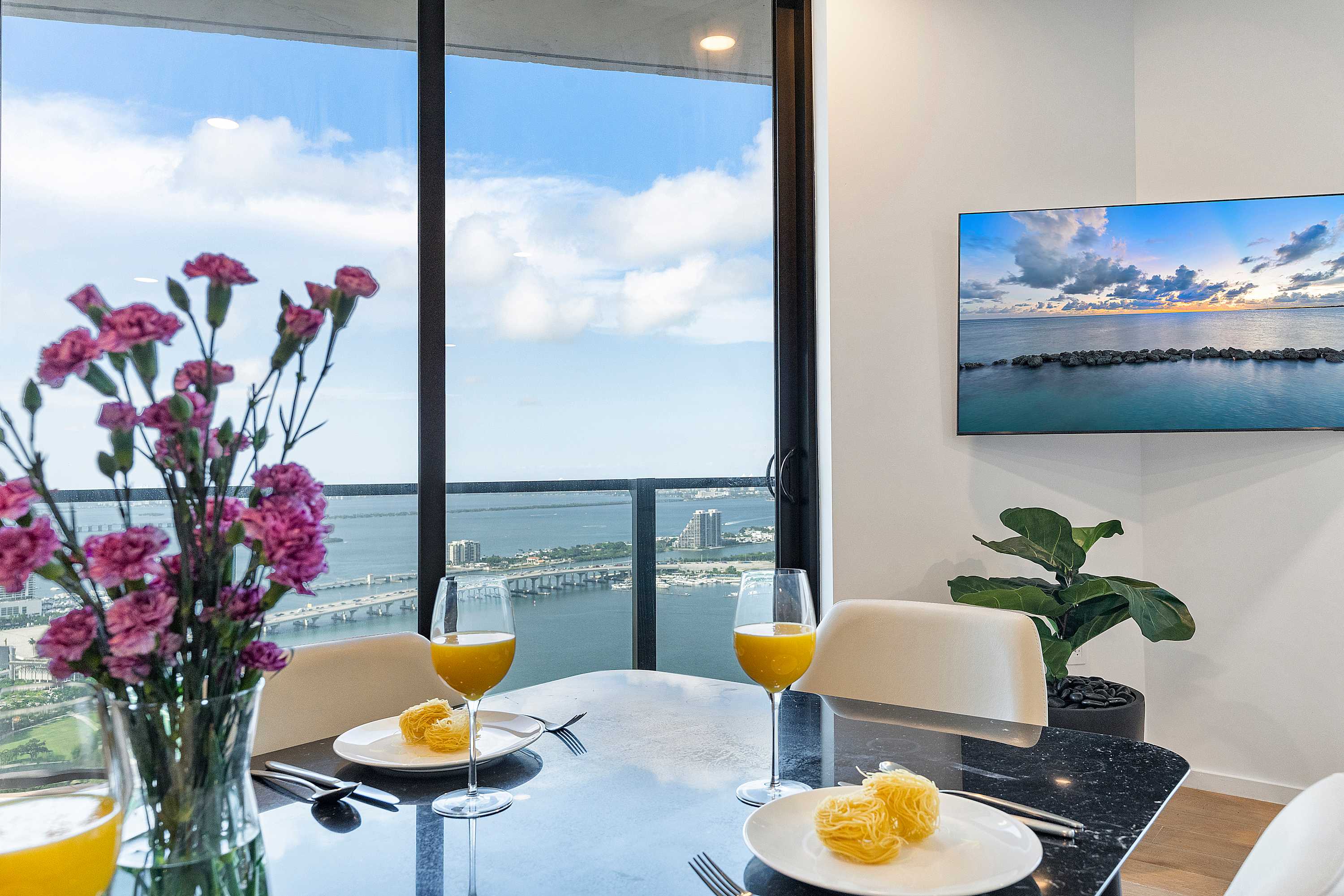 Dining Area, Bright Corner 2 Bed Apartment Downtown