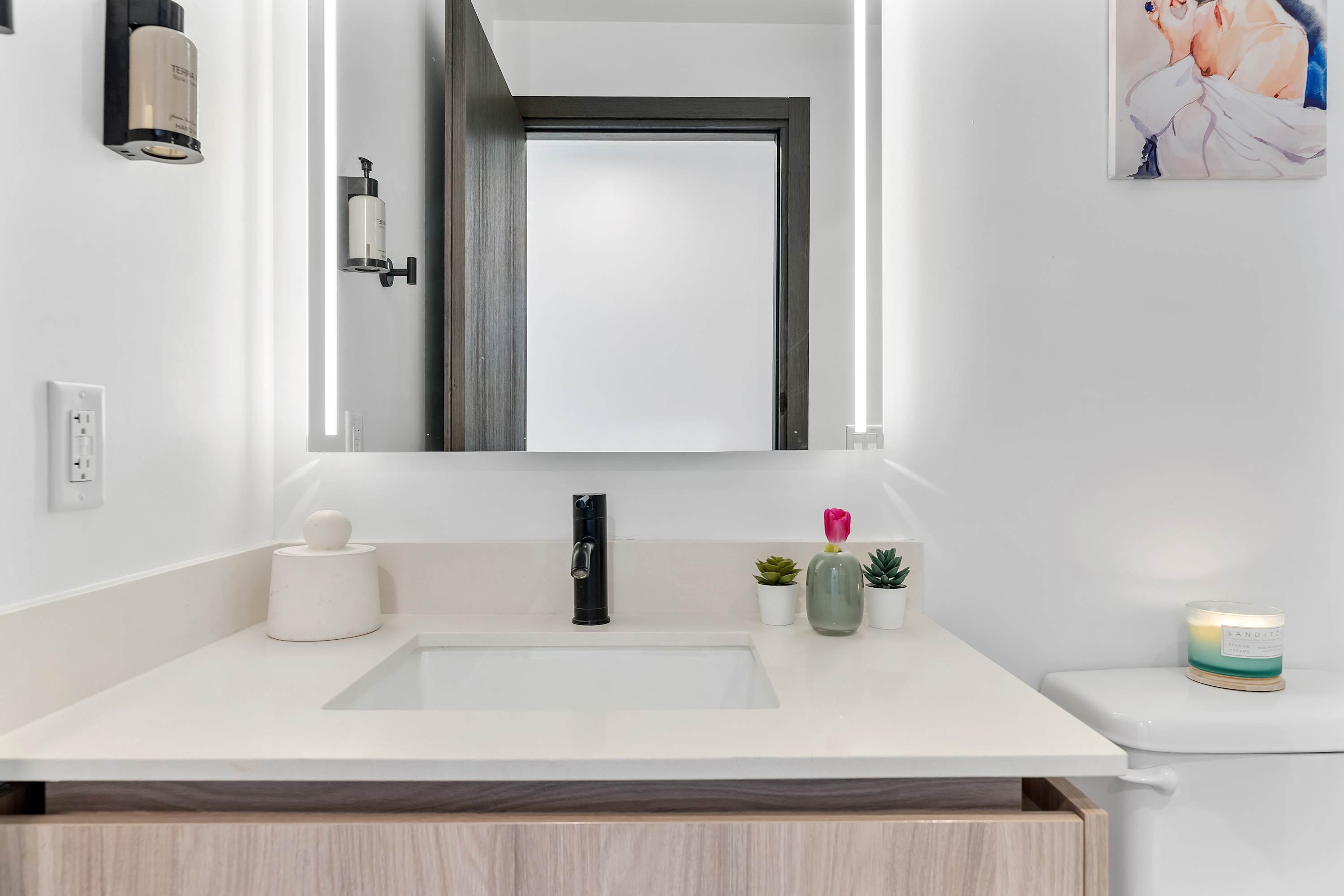 Full bathroom 1, Expansive Bay Views | Modern 1BR Downtown Apt
