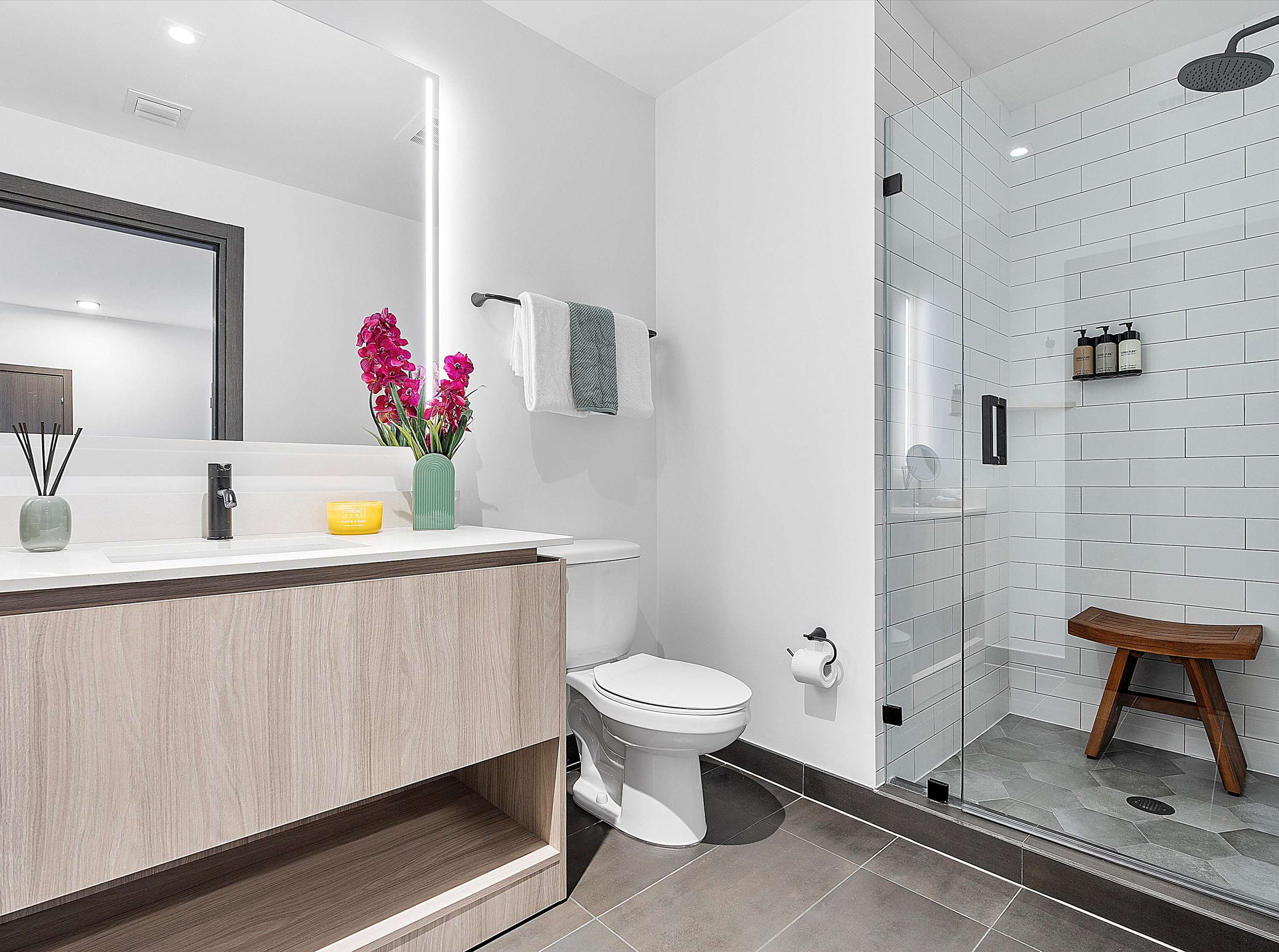 Full bathroom 1